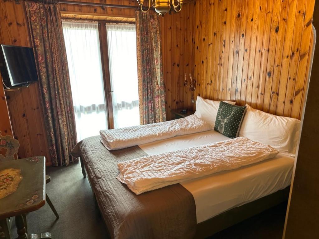 Hotel Garni St. Hubertus Madonna di Campiglio Exterior photo